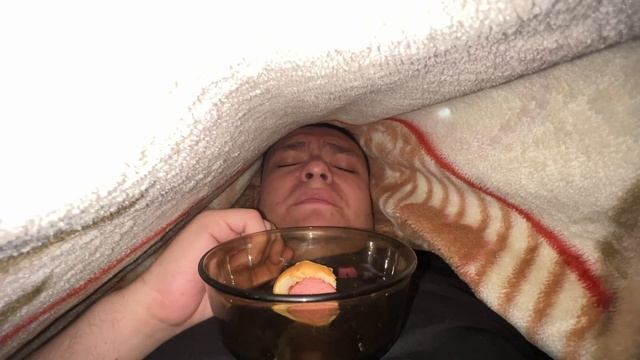 Обед под одеялом сосиской в слоённом тесте! Я болею вирусом бактерией или инфекцией! смотреть онлайн