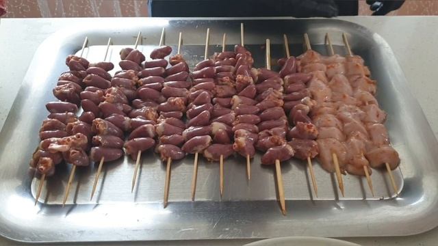 Шашлык из бычьих яиц, куриных сердец и овощи на гриле! смотреть онлайн