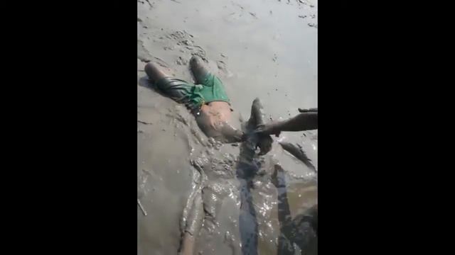 Парень нырнул в грязь смотреть онлайн