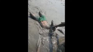Парень нырнул в грязь