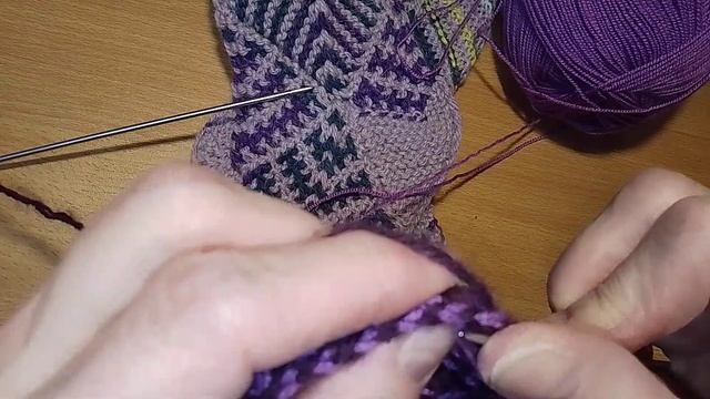 7 декабря 2022 г. МК вязания пятки. Носочки пэчворк с применением ленивого жаккарда. (Дополнение) смотреть онлайн