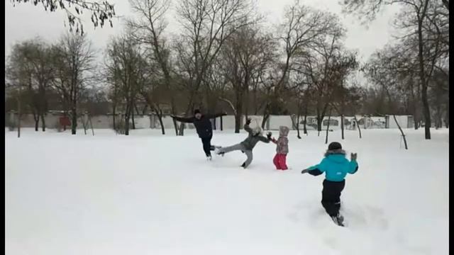 2018 03 02 В парке города Херсона Много снега, который мягкий как вата! смотреть онлайн