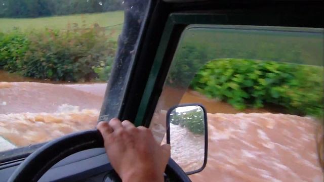 Landrover Defender Wading deep flood water смотреть онлайн