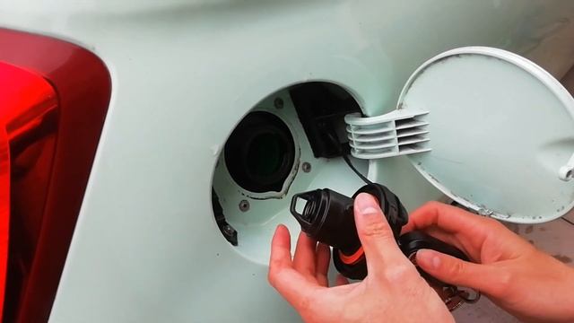 Locking a Fiat 500 fuel cap смотреть онлайн