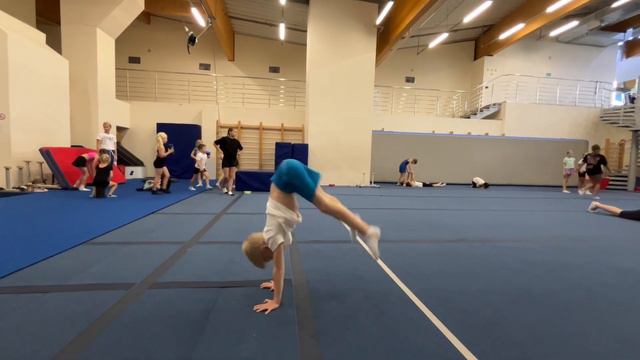 Отбивные в стойку на руках смотреть онлайн