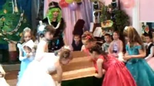 Песня про портфель.The song is about the briefcase.