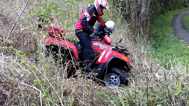 ARCTIC-CAT bei Hindernis / www.rentaquad.ch смотреть онлайн