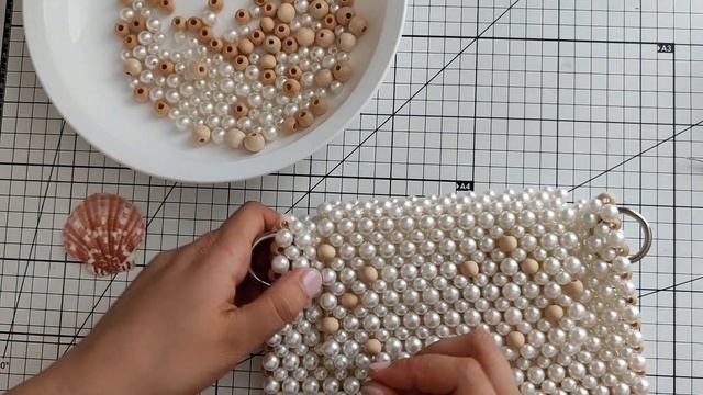 Летняя сумка с бахромой и ракушками из жемчужных и деревянных бусин своими руками смотреть онлайн
