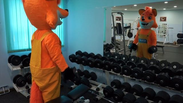 Маскот ЮграМегаСпорт тренируется смотреть онлайн