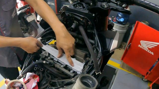 Spark plugs replacement for Honda CB650R смотреть онлайн