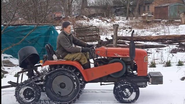Трактор на самодельном полу-гусеничном ходу. Мини-трактор на гусеницах. Перевозка груза зимой. смотреть онлайн