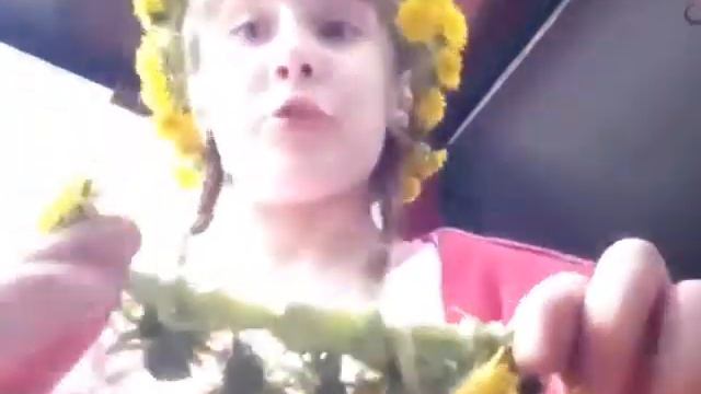Учимся плести венки из одуванчиков смотреть онлайн