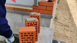 Кладка лицевого керамического кирпича под рейку.