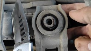 Ремонт креплений радиатора Nissan.