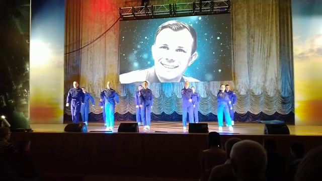 "Гагарин, ура!" - исп. группа "АтмоСфера" танцевальной студии "Ракета" МБУК "Дом космонавтов" смотреть онлайн
