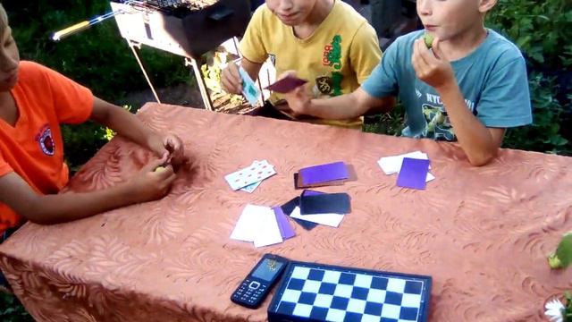 Играем в карты (самодельные) смотреть онлайн