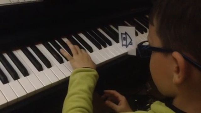 Soft Mozart учим хроматическую гамму, левая рука Илья 7 смотреть онлайн
