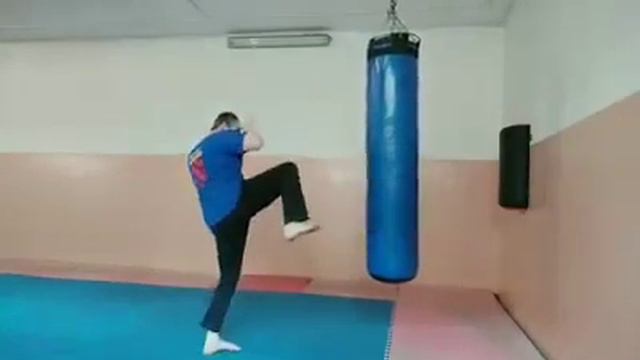 Отработка удара раунд кик или маваши гери по разным уровням и на разных дистанциях смотреть онлайн
