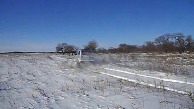 Suzuki Jimny на гусеницах по снегу выезд в 2011 году смотреть онлайн