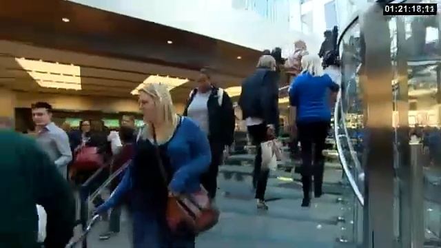 Buying an iPad on launch day at an Apple store in 2010 смотреть онлайн