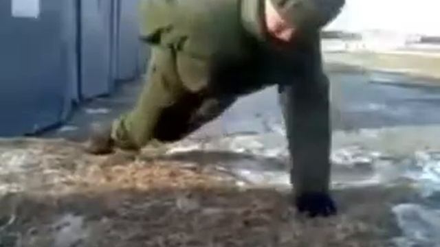Ожимается без рук.Прикол ,Армия смотреть онлайн