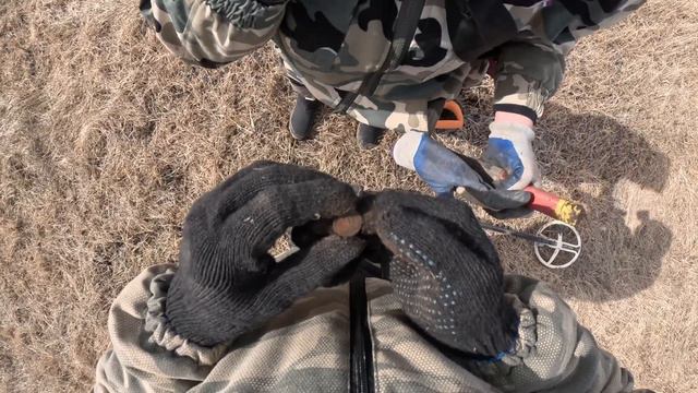 Первый КОП. Нашли два кольца, а Кристина кучу монет. Хотя место выбито! смотреть онлайн