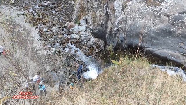 Горный водопад в горах Алматы-Октябрь 2022/Прогулка с семьёй в горах/Красивая природа Алматы/ смотреть онлайн