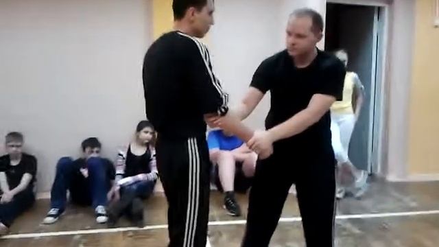 Освобождение руки от захватов двумя руками. Ролик 1 смотреть онлайн