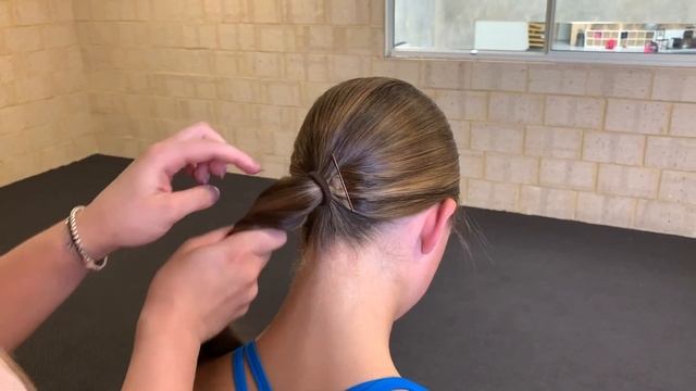 MSJ Middle Part Low Bun Tutorial смотреть онлайн