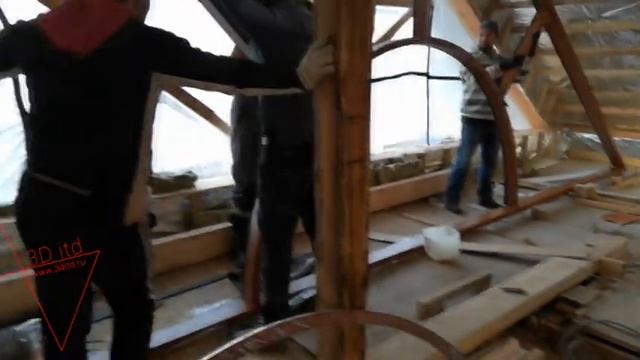 Строительство коттеджа в Московской области. Установка треугольного окна. 23 декабря 2019.