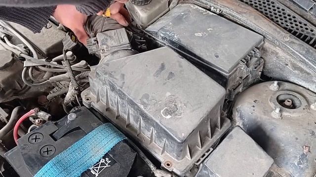 #RAZNOBOY #FordFocus1 #фордфокус1 Как поменять воздушный фильтр Ford Focus первый 2 литра седан