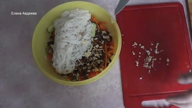 Салат с рисовой лапшой смотреть онлайн