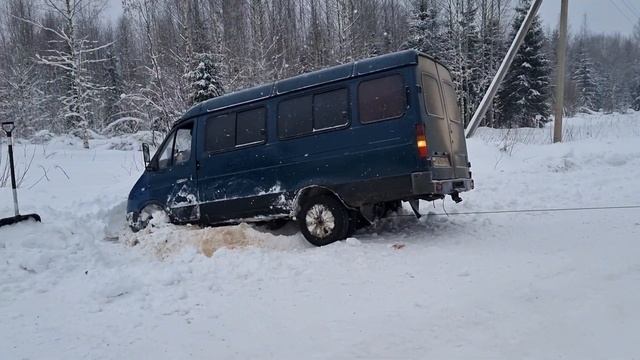 Уаз хантер вытаскивает лебёдкой газель