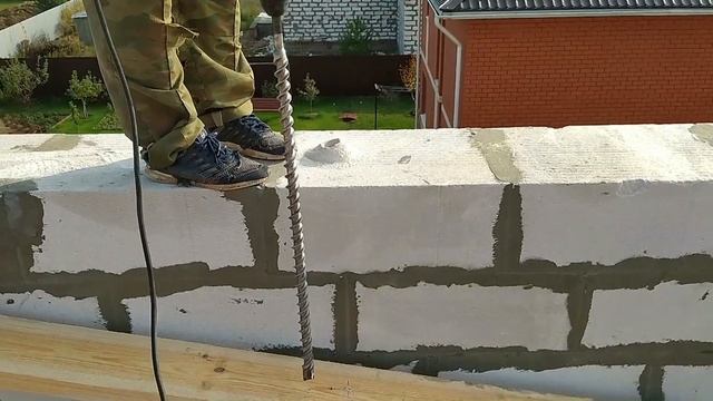 Как закрепить мауэрлат к газобетону?