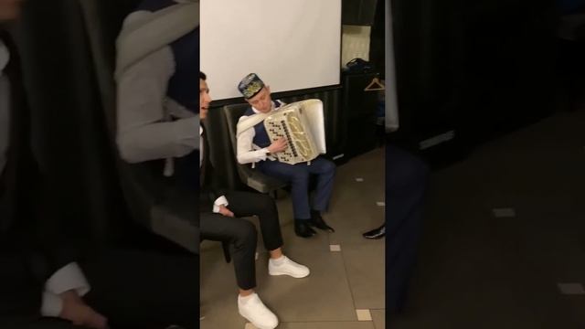 Рифат Зарипов красиво поёт под баян смотреть онлайн