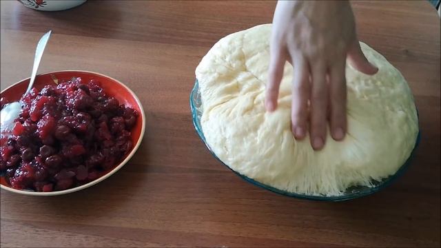 Пирожки с ВИШНЕЙ на ЗАВАРНОЙ ОСНОВЕ Дрожжевое тесто КАК ПУХ Вкусные пирожки в духовке смотреть онлайн