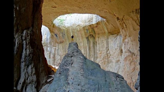 Глаза Бога удивительная пещера в Болгарии Проходна – это самая высокая пещера в Болгарии . смотреть онлайн