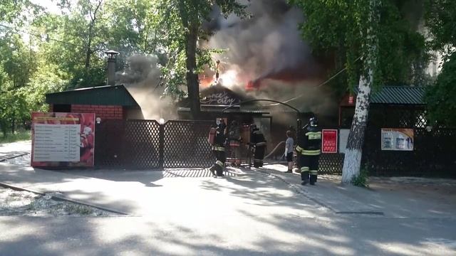8.06.2016.В центре Челябинска возле Комсомольской площади горит кафе "Dance City" смотреть онлайн