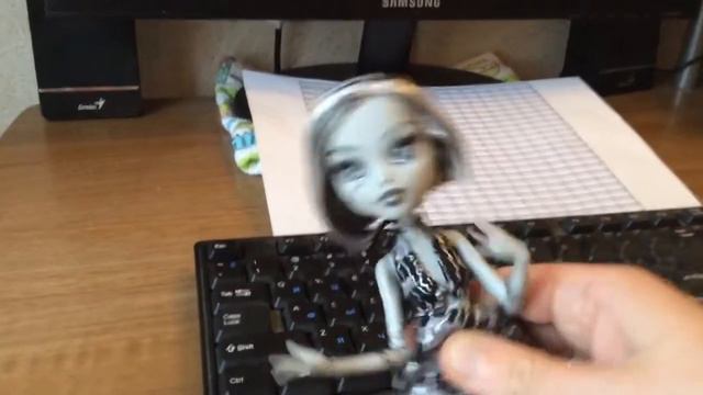 Френки Побережье черепа (черно-белая) смотреть онлайн