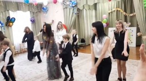 Танец мальчиков с мамами на Выпускном в детском саду