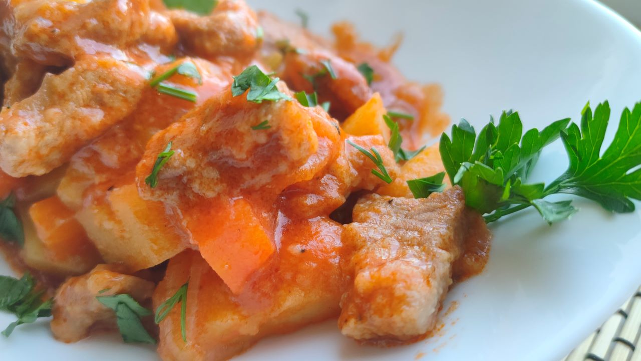 Свинина тушеная с сельдереем. Тушеное мясо свинины с овощами и подливкой рецепт. смотреть онлайн