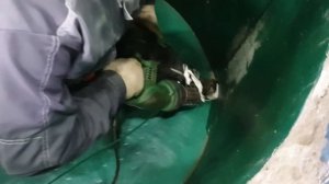 Гидроизоляция футерованных пластиком бетонных канализационных колодцев