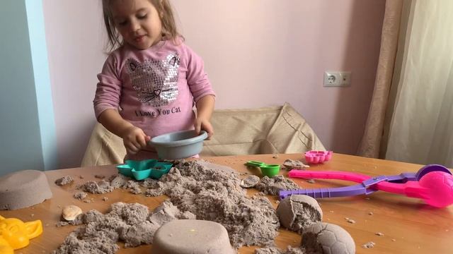 Кинетический песок , лепим мячики и тортик из песка формочками/sculp From KineticSand Cake And Ball