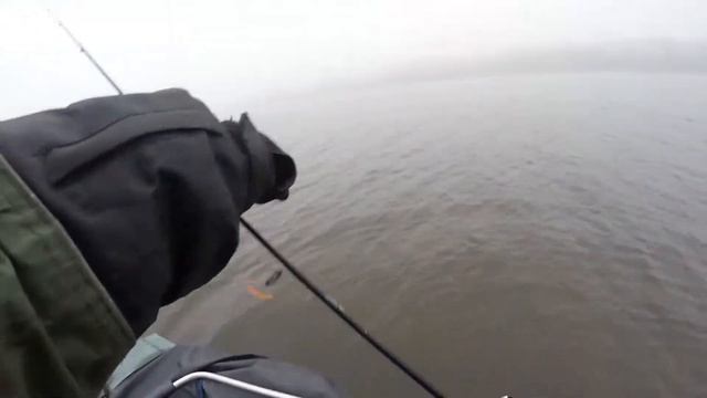Ловля окуня на отводной поводок с лодки обь 3. Закрытие летнего сезона 2015, клевал ОДИН окунь =) смотреть онлайн