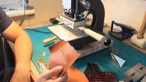 Горячее тиснение по коже на термопрессе с использованием фольги и без