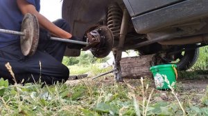 Замена сальника и смазка подшипника полуоси Шевроле Нива.