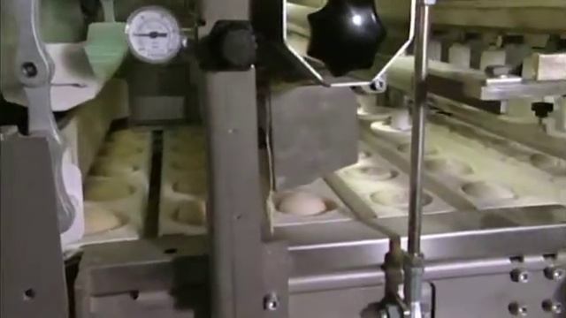 Разделка круглых булочек от Werner&Pfleiderer - Formprofi смотреть онлайн