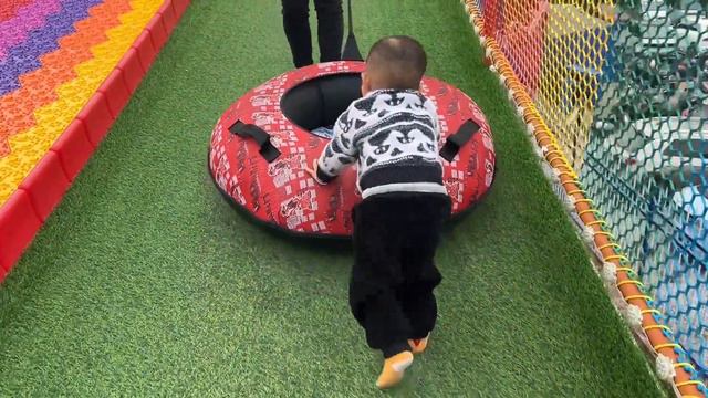 游乐场不是小孩子玩的吗，怎么把丫丫妈吓出杀猪声了，丫丫惹的祸 смотреть онлайн