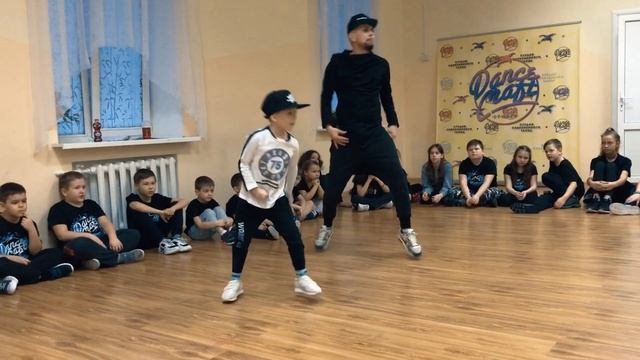 Пятилетний танцор перетанцевал папу | 2019 смотреть онлайн