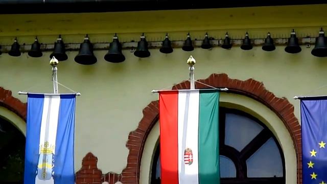 Цветочницы на фонарных столбах и колокольчики на часах.Будапешт смотреть онлайн